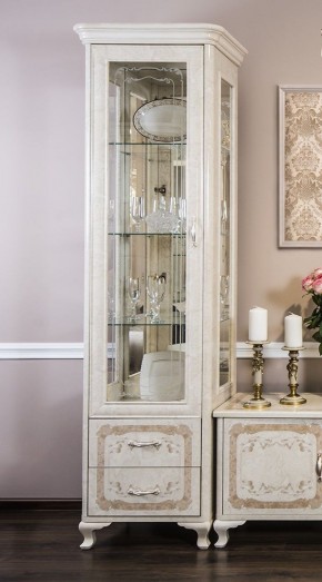 Витрина одностворчатая Патрисия (крем корень глянец) в Глазове - glazov.ok-mebel.com | фото 2
